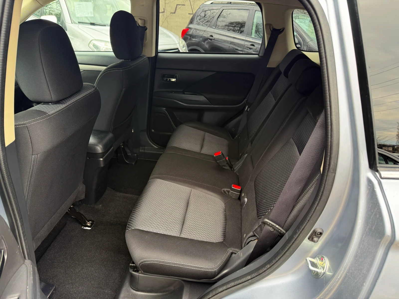 Mitsubishi Outlander 2.2DID Style  4X4 / AВТОМАТИК / С ГАРАНЦИЯ! 7места, снимка 10 - Автомобили и джипове - 54088463
