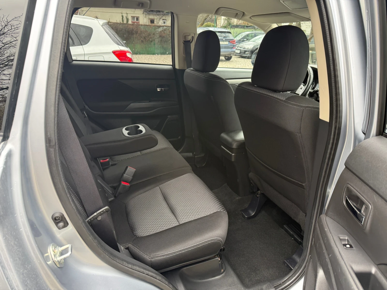 Mitsubishi Outlander 2.2DID Style  4X4 / AВТОМАТИК / С ГАРАНЦИЯ! 7места, снимка 11 - Автомобили и джипове - 54088463