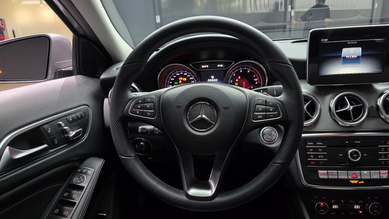 Mercedes-Benz GLA 220 BLIND SPOT* ЕЛ. БАГАЖНИК* ЛЮК* КРАЙНА ЦЕНА, снимка 13 - Автомобили и джипове - 55302209