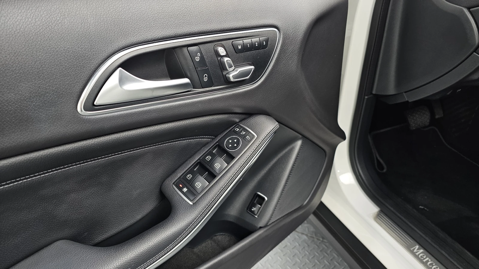 Mercedes-Benz GLA 220 BLIND SPOT* ЕЛ. БАГАЖНИК* КРАЙНА ЦЕНА, снимка 13 - Автомобили и джипове - 55302209