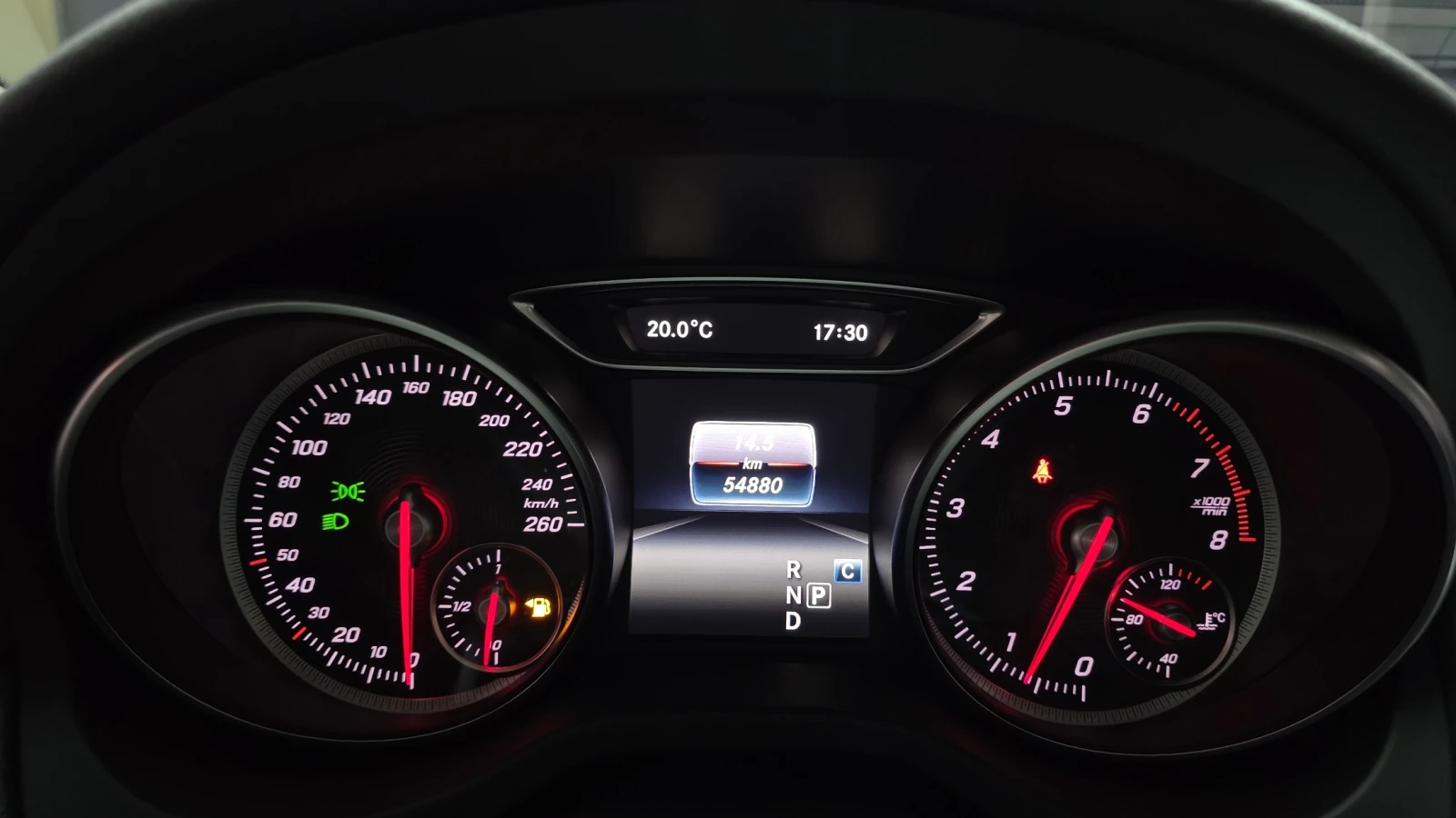Mercedes-Benz GLA 220 BLIND SPOT* ЕЛ. БАГАЖНИК* ЛЮК* КРАЙНА ЦЕНА, снимка 8 - Автомобили и джипове - 55302209