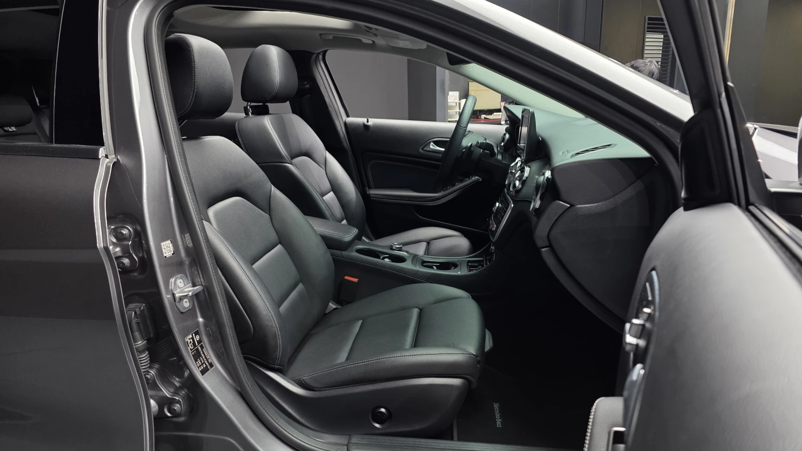 Mercedes-Benz GLA 220 BLIND SPOT* ЕЛ. БАГАЖНИК* ЛЮК* КРАЙНА ЦЕНА, снимка 11 - Автомобили и джипове - 55302209