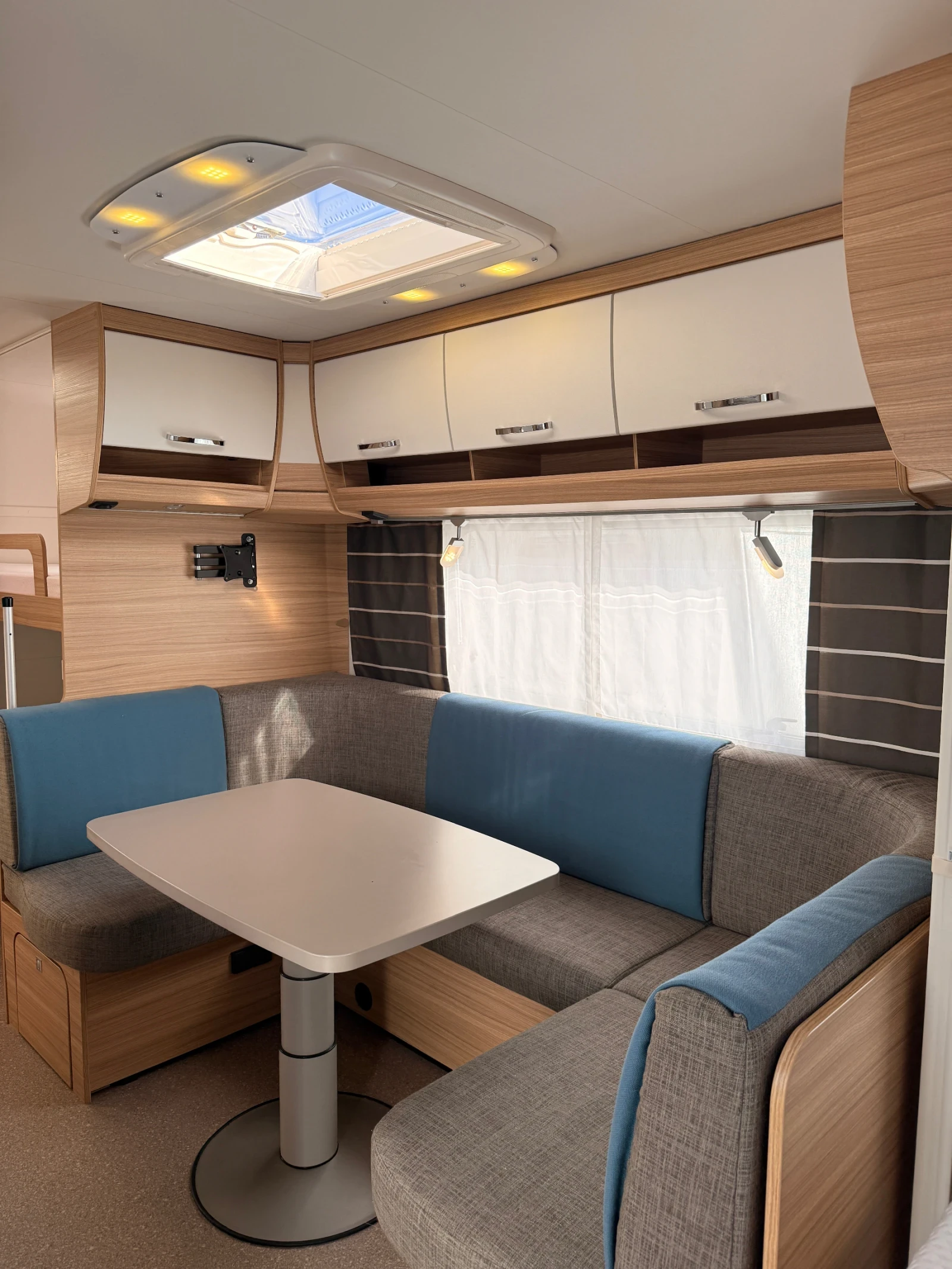 Каравана Dethleffs Camper 540 Форселт, мувър, солар, снимка 9 - Каравани и кемпери - 56637862