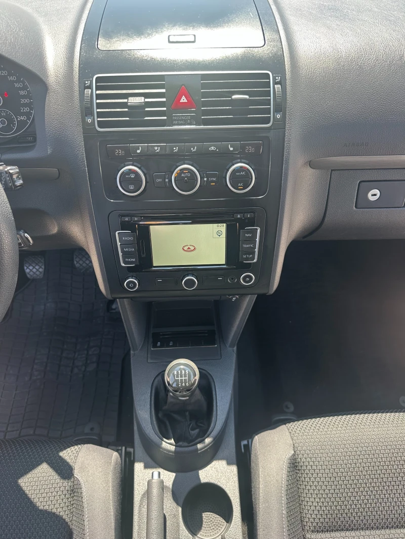 VW Touran 1.6TDI 105kc NAVI FACE, снимка 11 - Автомобили и джипове - 51583545