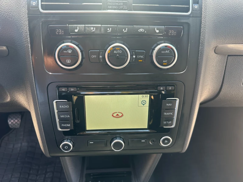 VW Touran 1.6TDI 105kc NAVI FACE, снимка 13 - Автомобили и джипове - 51583545