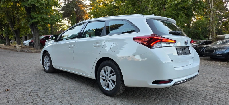 Toyota Auris 1.8 * HYBRID* FACELIFT* KEYLESS* DISTRONIC* SWISS, снимка 7 - Автомобили и джипове - 51800999