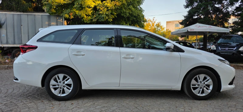 Toyota Auris 1.8 * HYBRID* FACELIFT* KEYLESS* DISTRONIC* SWISS, снимка 4 - Автомобили и джипове - 51800999