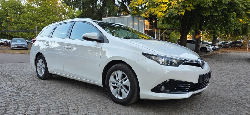 Toyota Auris 1.8 * HYBRID* FACELIFT* KEYLESS* DISTRONIC* SWISS, снимка 3 - Автомобили и джипове - 51800999
