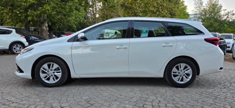 Toyota Auris 1.8 * HYBRID* FACELIFT* KEYLESS* DISTRONIC* SWISS, снимка 8 - Автомобили и джипове - 51800999