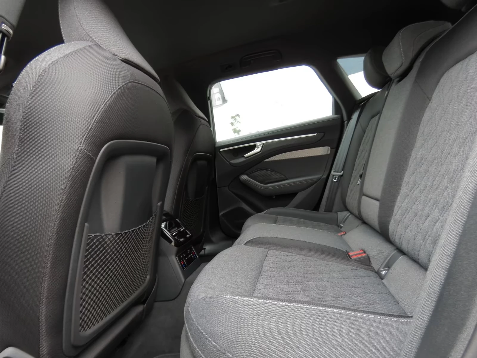 Audi A6 40 TFSI / S-LINE / MMI DISPLAY / MATRIX / 360 /, снимка 14 - Автомобили и джипове - 55281686