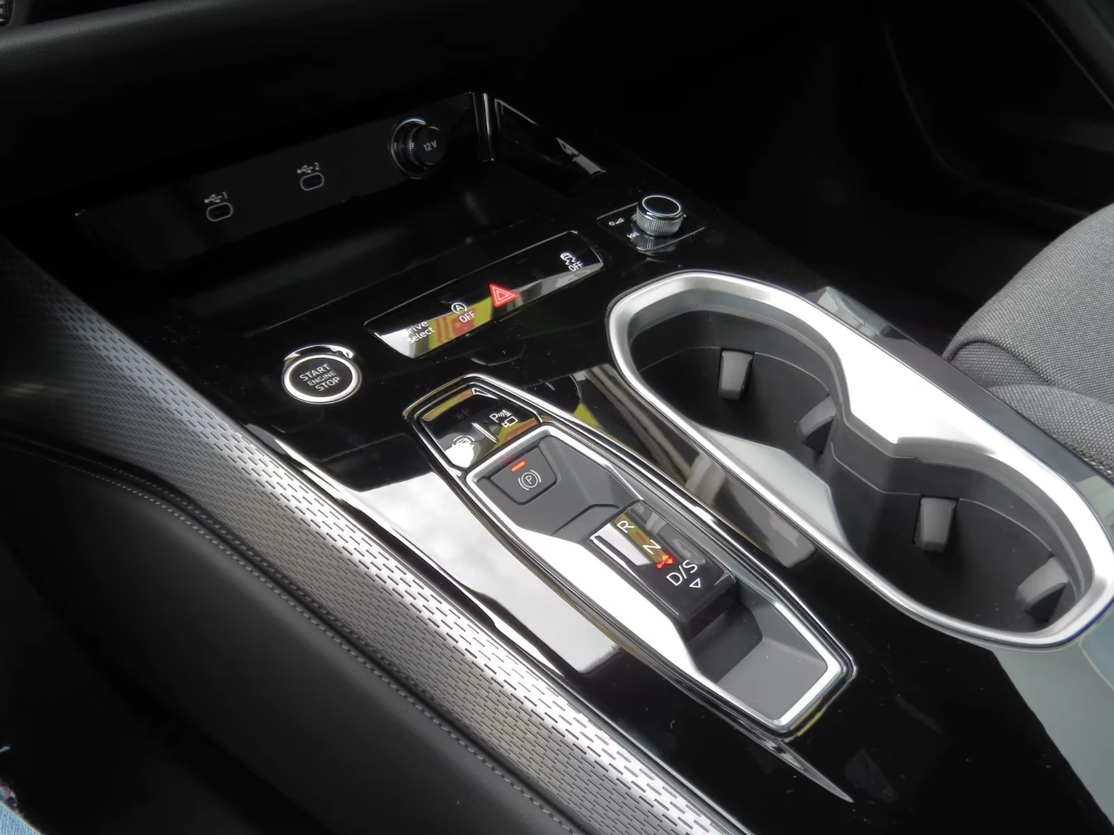 Audi A6 40 TFSI / S-LINE / MMI DISPLAY / MATRIX / 360 /, снимка 13 - Автомобили и джипове - 55281686