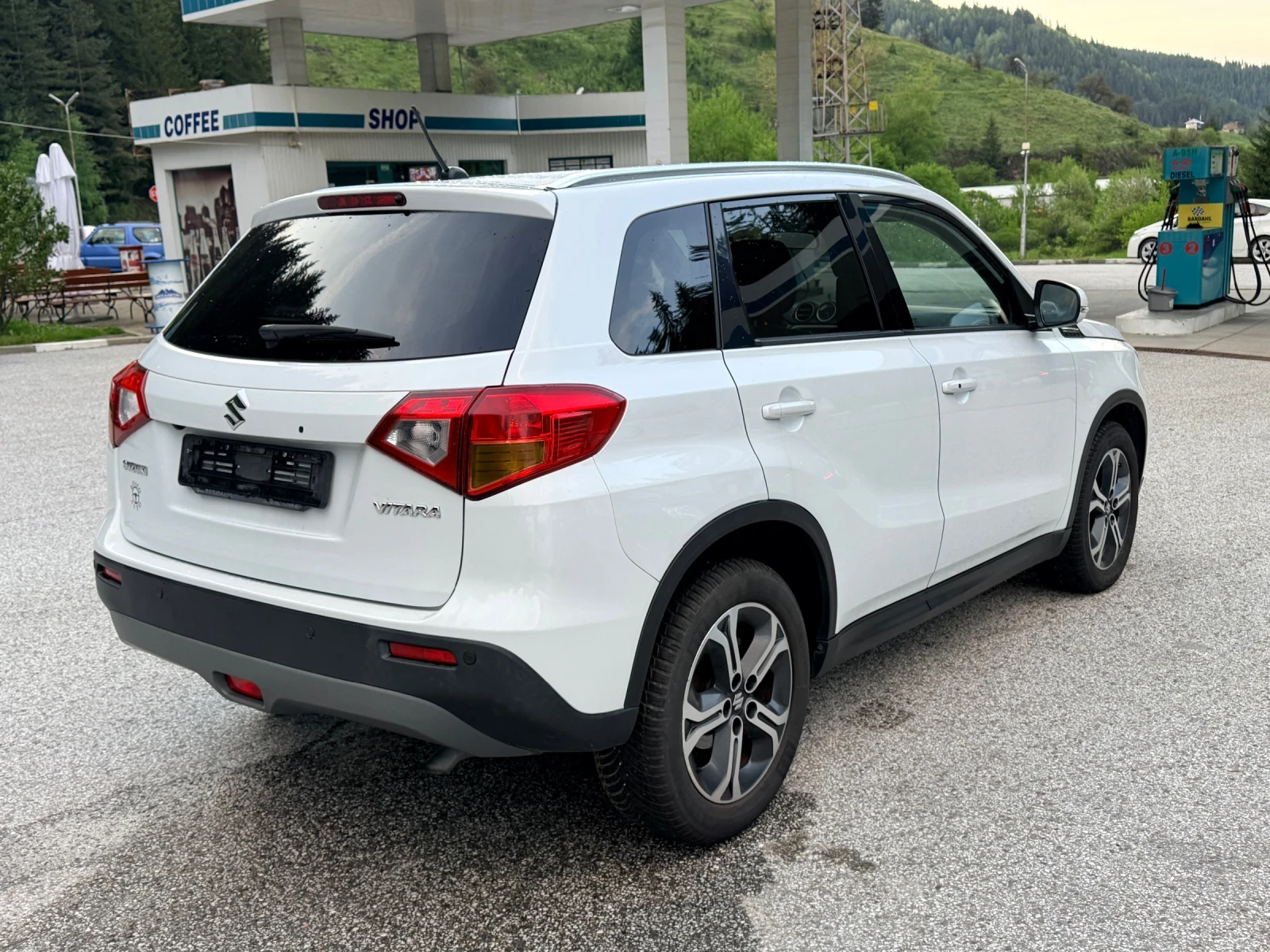 Suzuki Vitara LED* ДИСТРОНИК* КОЖА* CarPlay* KeyLess* РЕАЛНИ КМ*, снимка 4 - Автомобили и джипове - 54810462