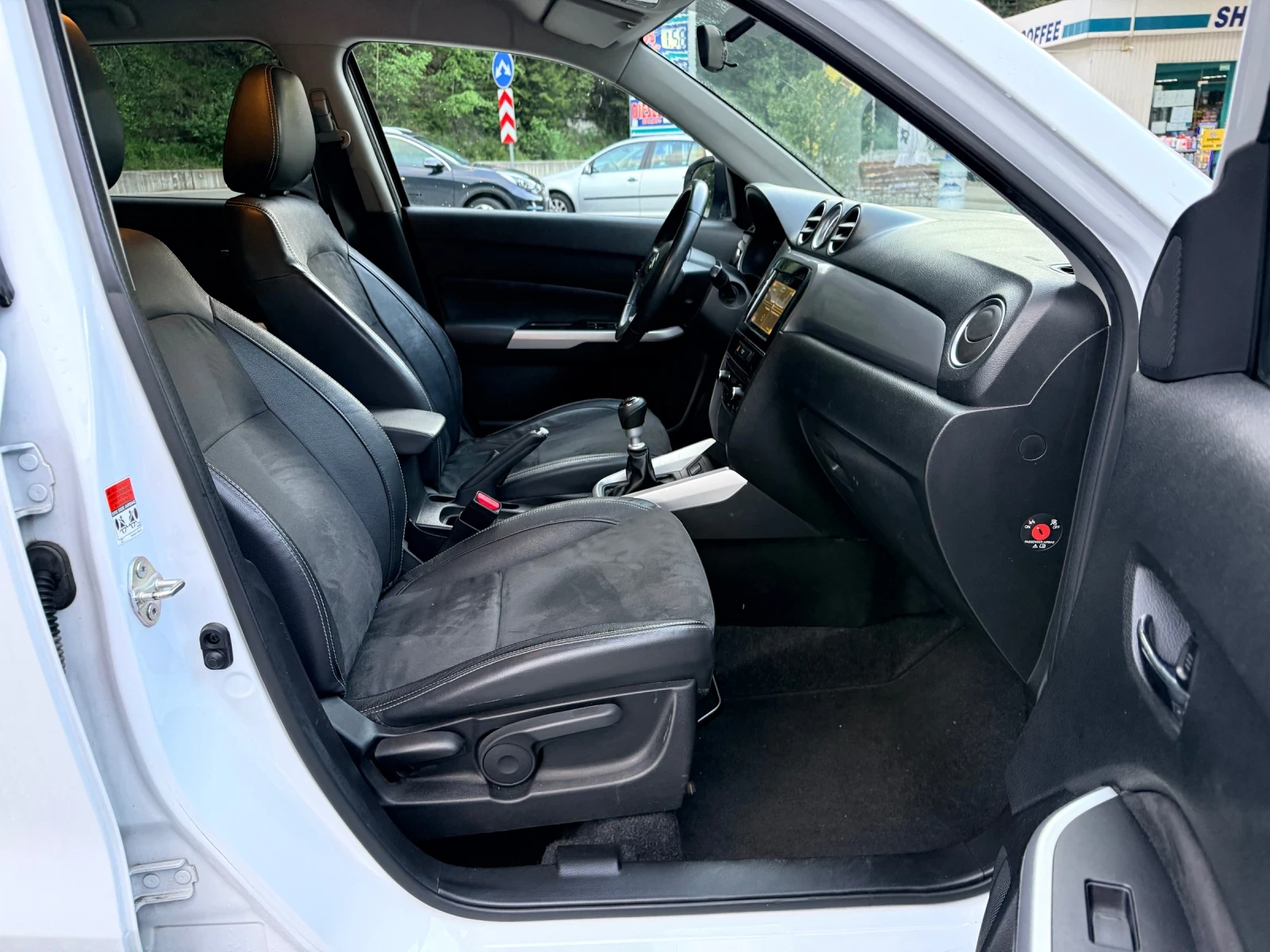 Suzuki Vitara LED* ДИСТРОНИК* КОЖА* CarPlay* KeyLess* РЕАЛНИ КМ*, снимка 9 - Автомобили и джипове - 54810462