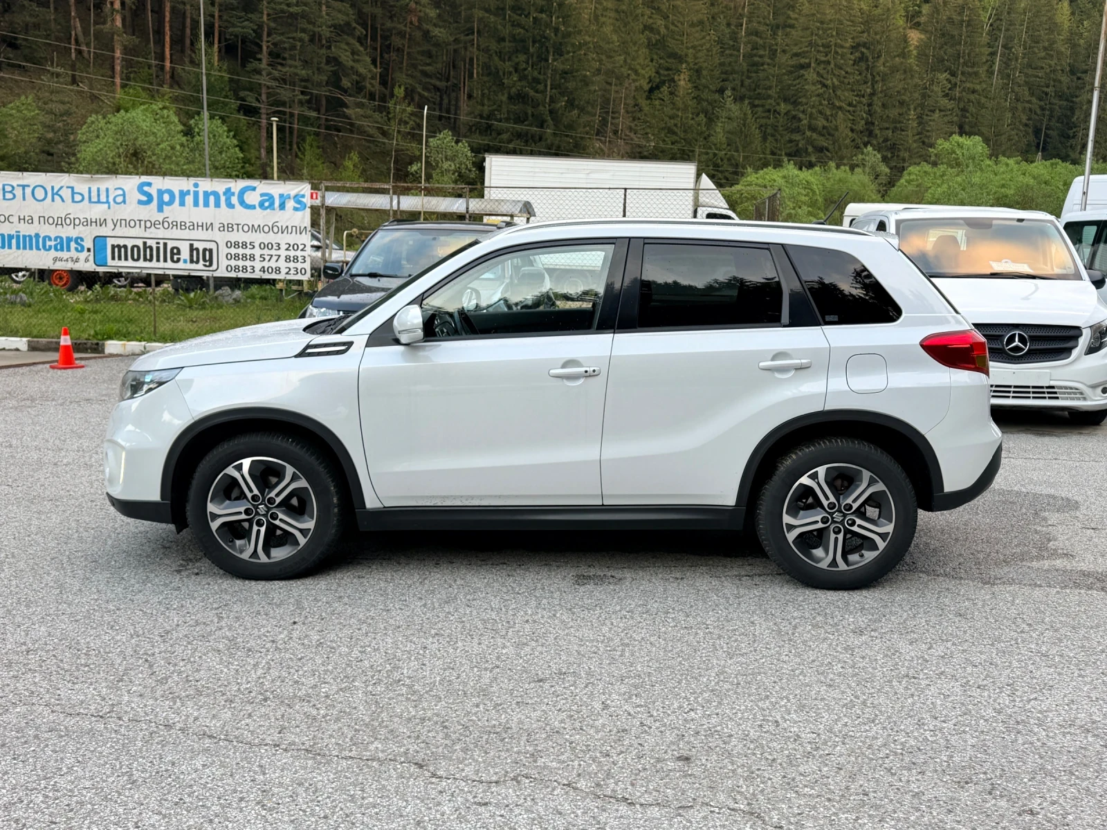 Suzuki Vitara LED* ДИСТРОНИК* КОЖА* CarPlay* KeyLess* РЕАЛНИ КМ*, снимка 2 - Автомобили и джипове - 54810462