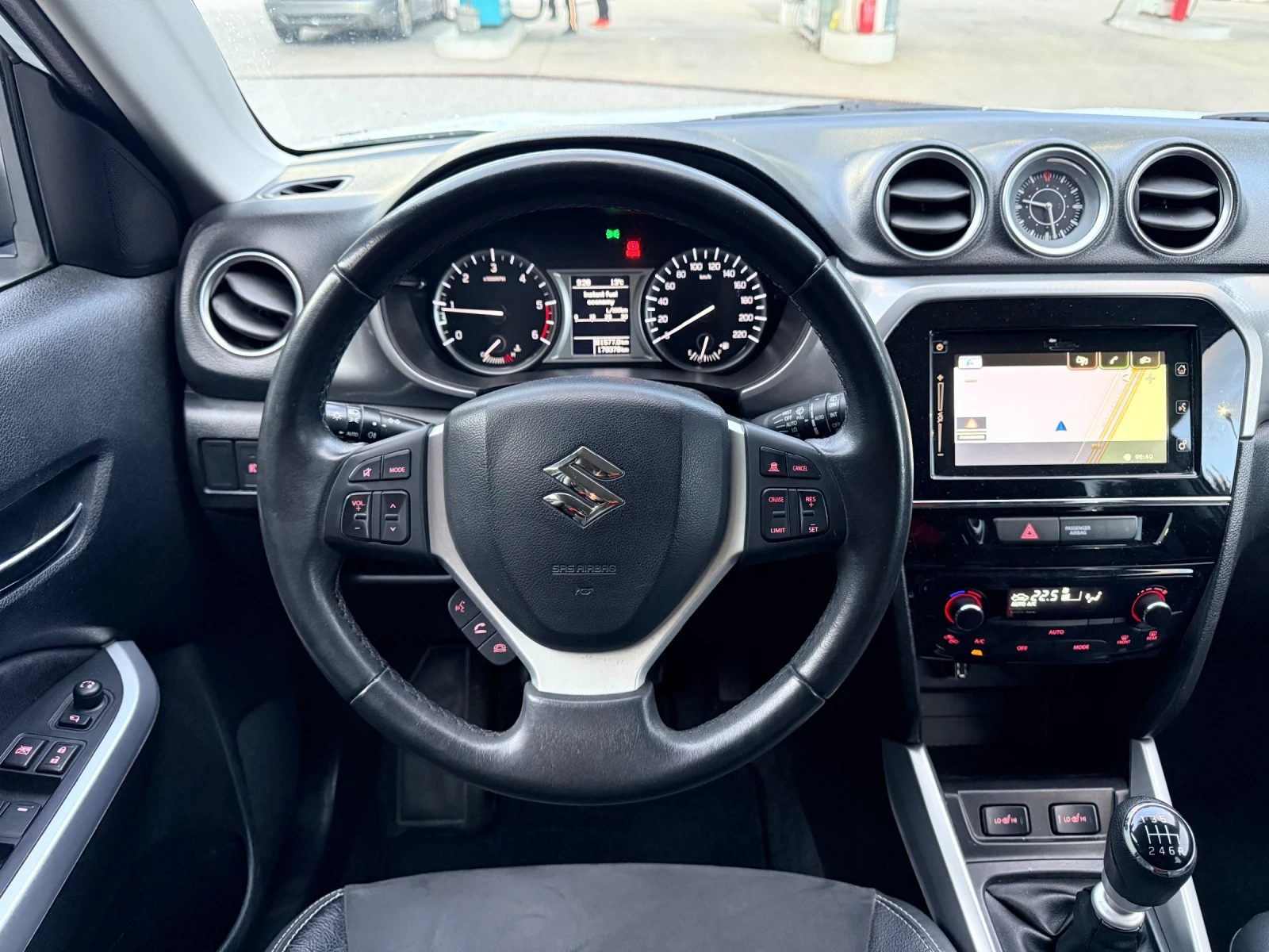 Suzuki Vitara LED* ДИСТРОНИК* КОЖА* CarPlay* KeyLess* РЕАЛНИ КМ*, снимка 11 - Автомобили и джипове - 54810462