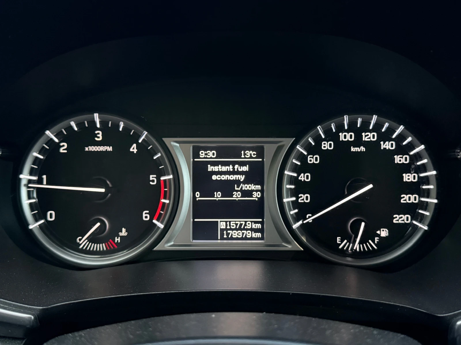 Suzuki Vitara LED* ДИСТРОНИК* КОЖА* CarPlay* KeyLess* РЕАЛНИ КМ*, снимка 12 - Автомобили и джипове - 54810462