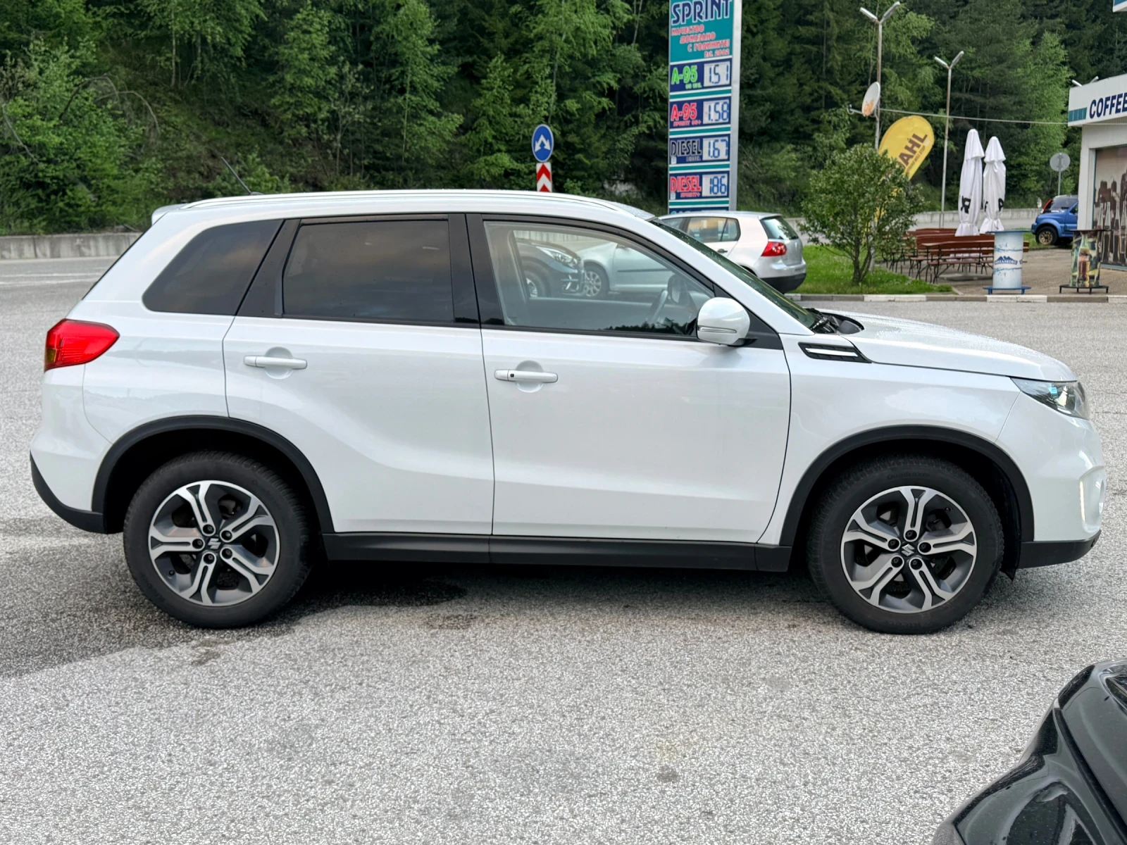 Suzuki Vitara LED* ДИСТРОНИК* КОЖА* CarPlay* KeyLess* РЕАЛНИ КМ*, снимка 5 - Автомобили и джипове - 54810462