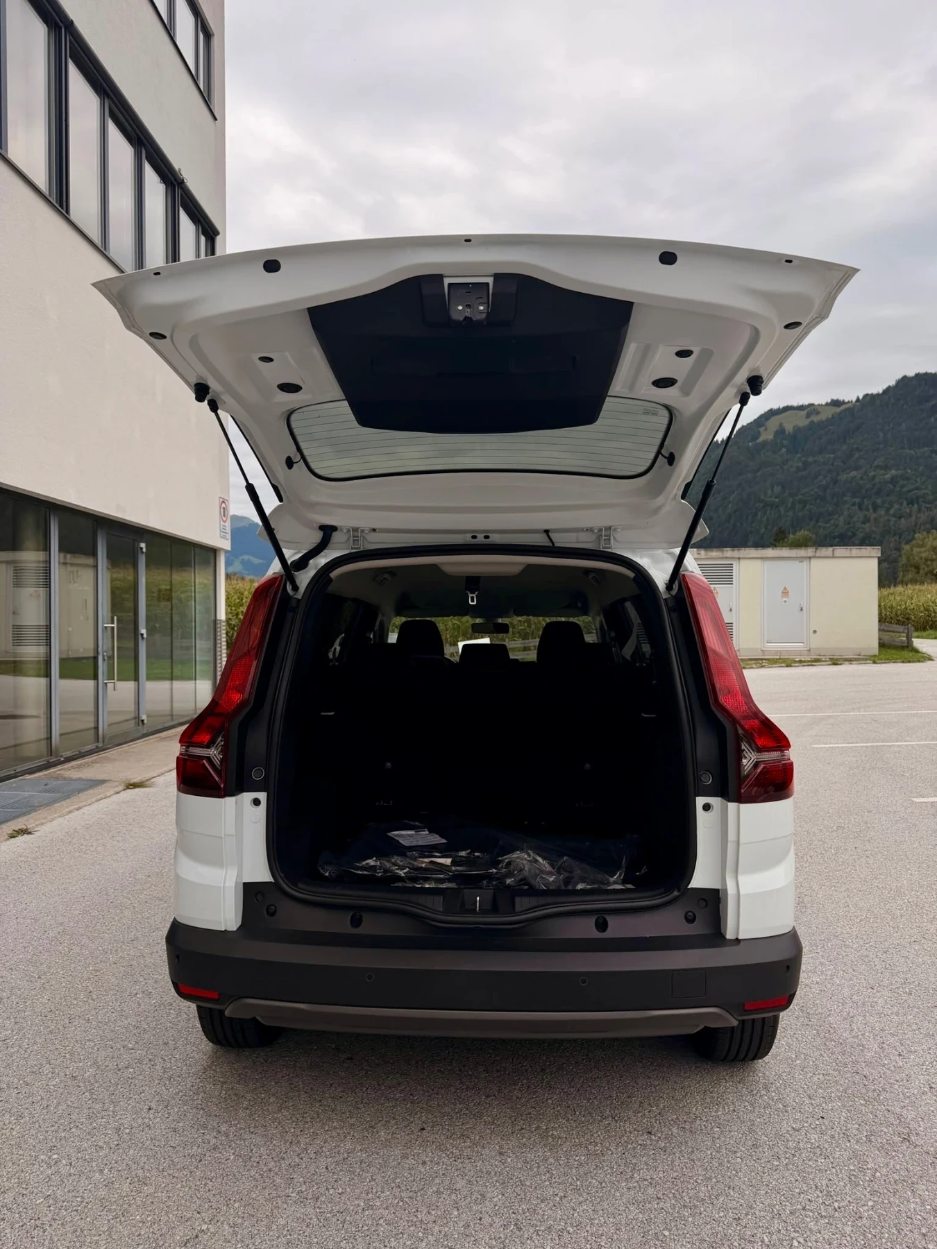 Dacia Jogger * ЧИСТО НОВА* 25км* EXTREME* LPG* , снимка 17 - Автомобили и джипове - 56230794