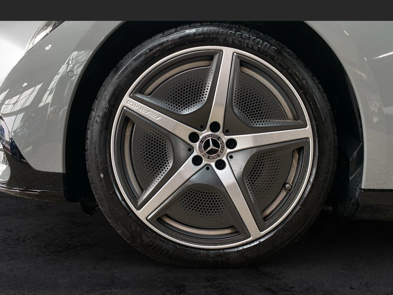 Mercedes-Benz EQE 500 AMG* 4MATIC* HYPERSCREEN* BURMESTER* PANO* 360 - изображение 4