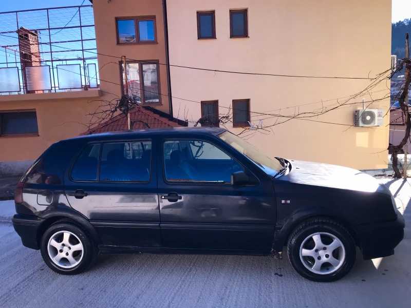 VW Golf 1.6 Газ, снимка 3 - Автомобили и джипове - 48110918