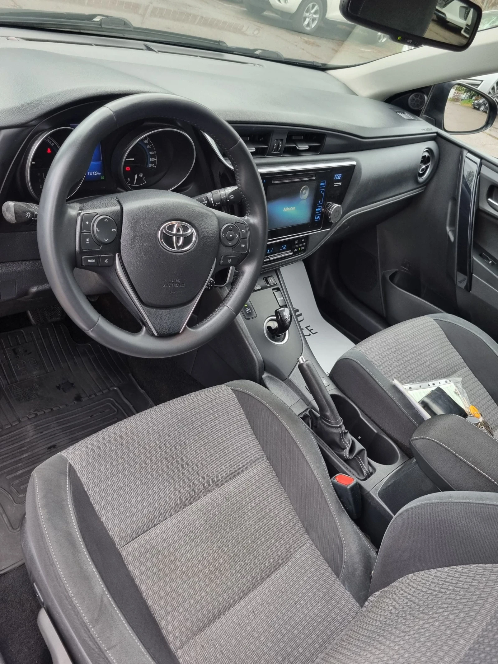 Toyota Auris Hybrid  - изображение 3