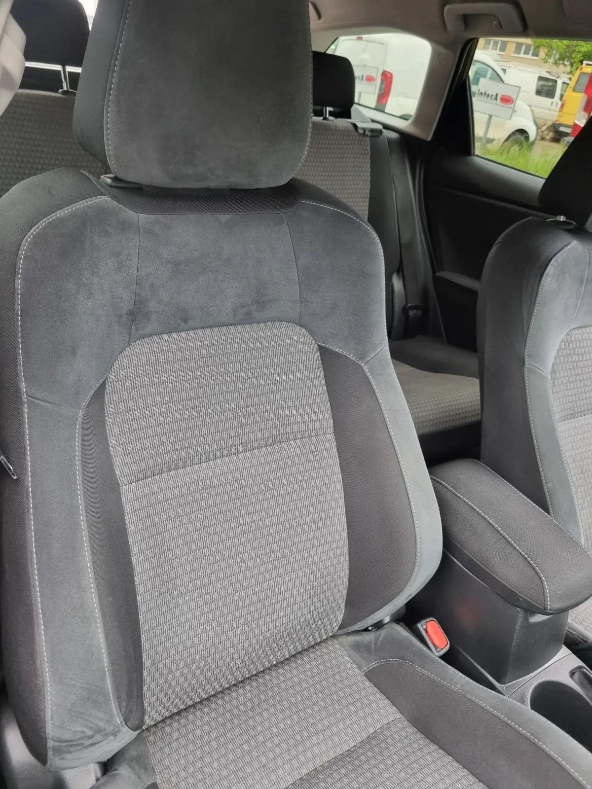 Toyota Auris Hybrid  - изображение 8