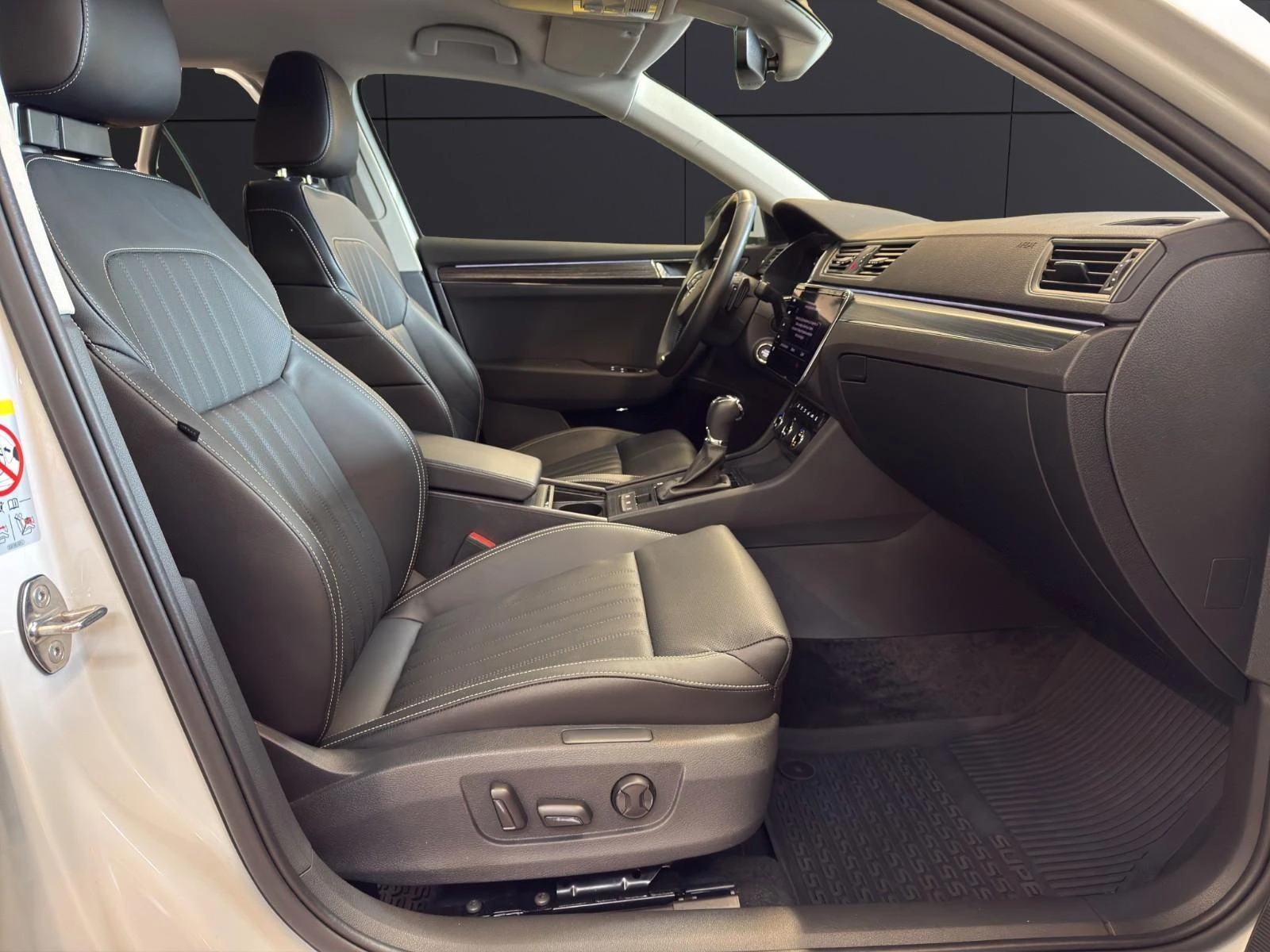 Skoda Superb PREMIUM/190HP/4X4/MATRIX/DSG/CAM/KLESS/320z, снимка 13 - Автомобили и джипове - 54270239
