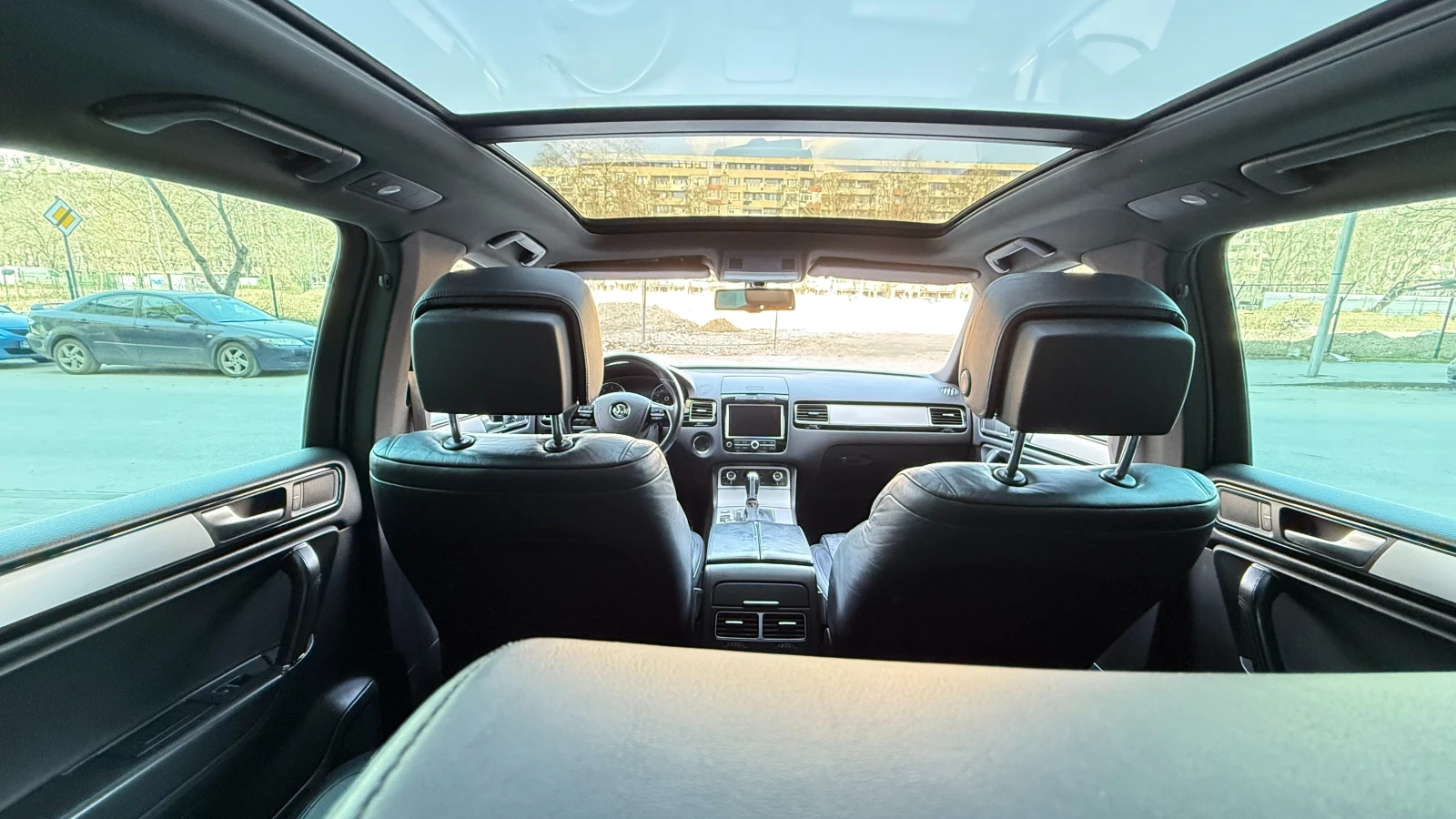 VW Touareg 4.2TDI-V8 340k.c DISTRONIC PANO, снимка 12 - Автомобили и джипове - 53841139