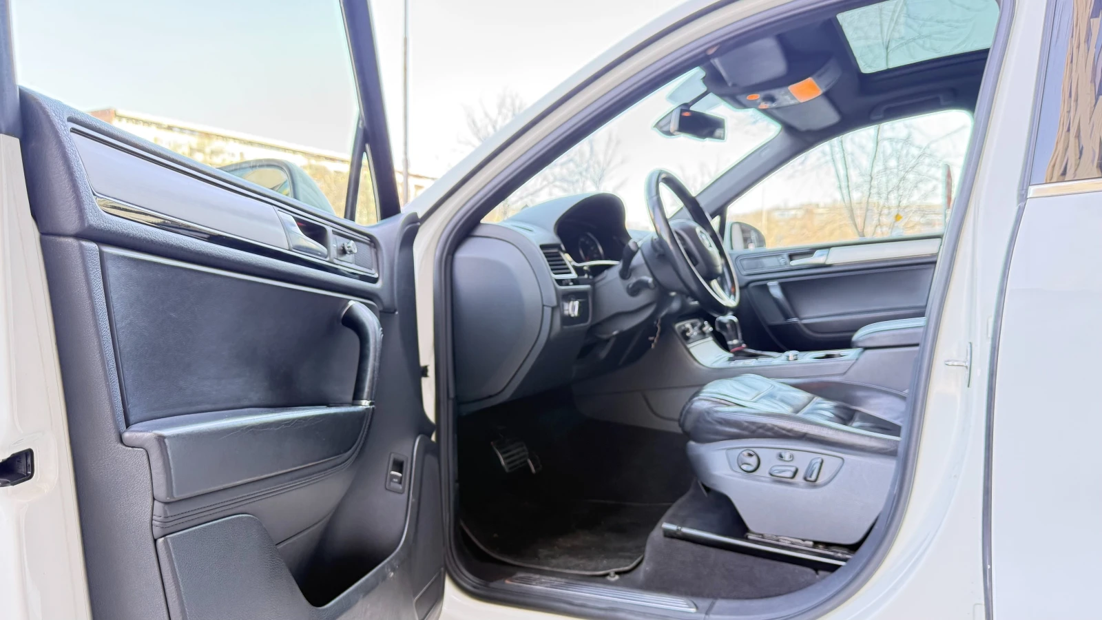 VW Touareg 4.2TDI-V8 340k.c DISTRONIC PANO, снимка 8 - Автомобили и джипове - 53841139