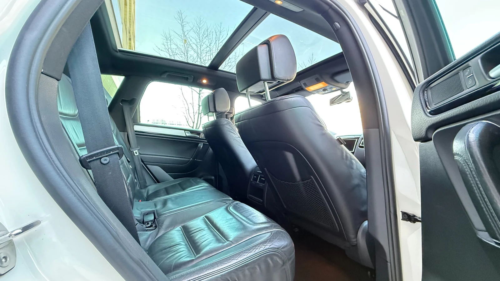 VW Touareg 4.2TDI-V8 340k.c DISTRONIC PANO, снимка 10 - Автомобили и джипове - 53841139