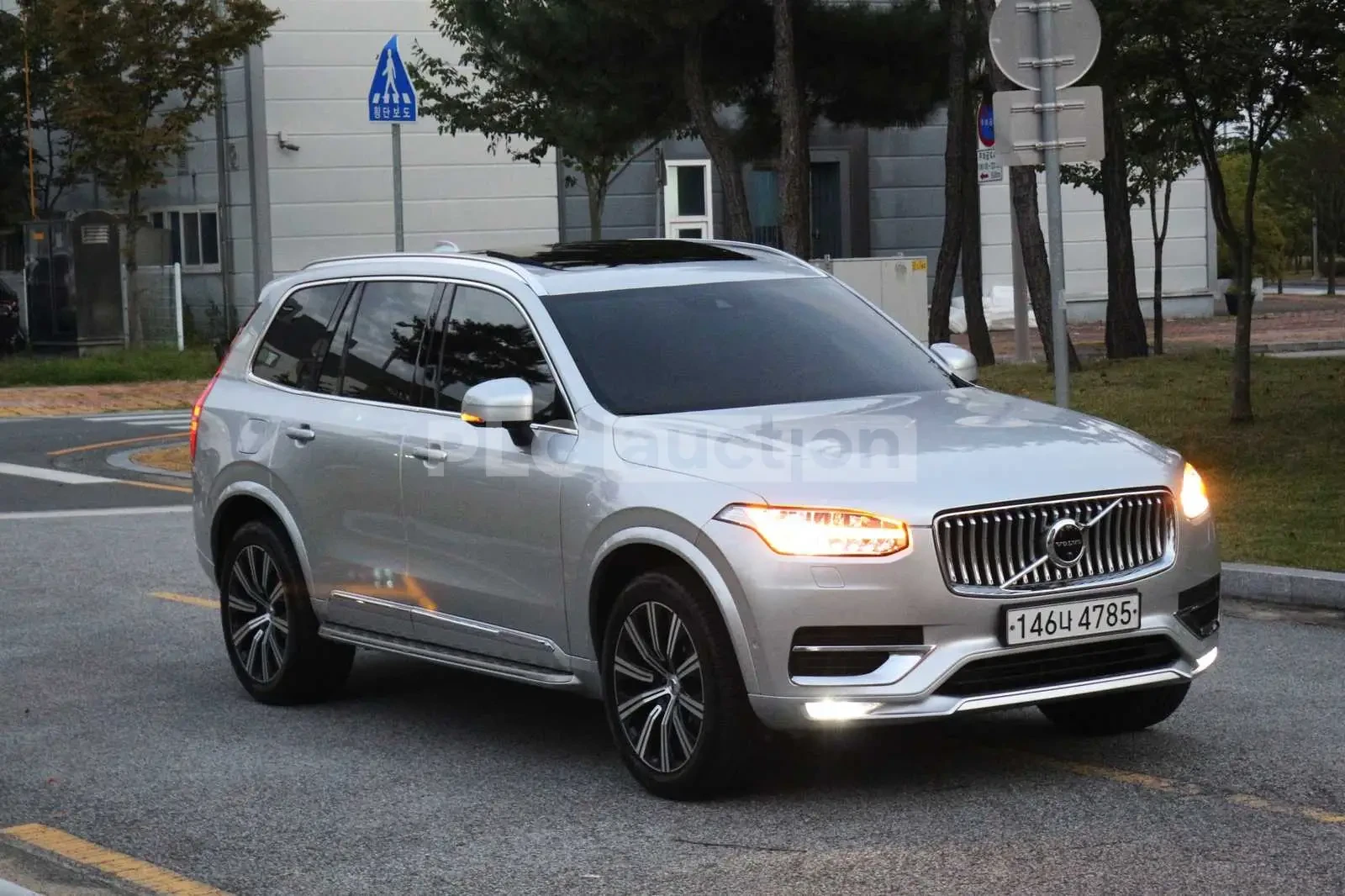 Volvo Xc90 T6 INSCRIPTION/ДИСТРОНИК/7 МЕСТНА/ПАНО/BOWERS/ОБДУ, снимка 2 - Автомобили и джипове - 54045718