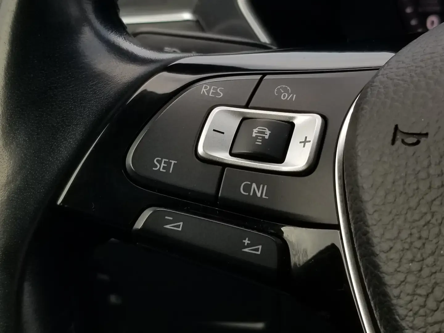 VW Tiguan HIGHLINE* 4MOTION* DISTRONIC*  ПОДГРЕВ* ПАНОРАМА, снимка 10 - Автомобили и джипове - 55188658