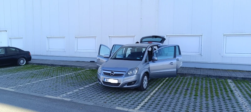 Opel Zafira бензин и метан, снимка 1 - Автомобили и джипове - 48090980