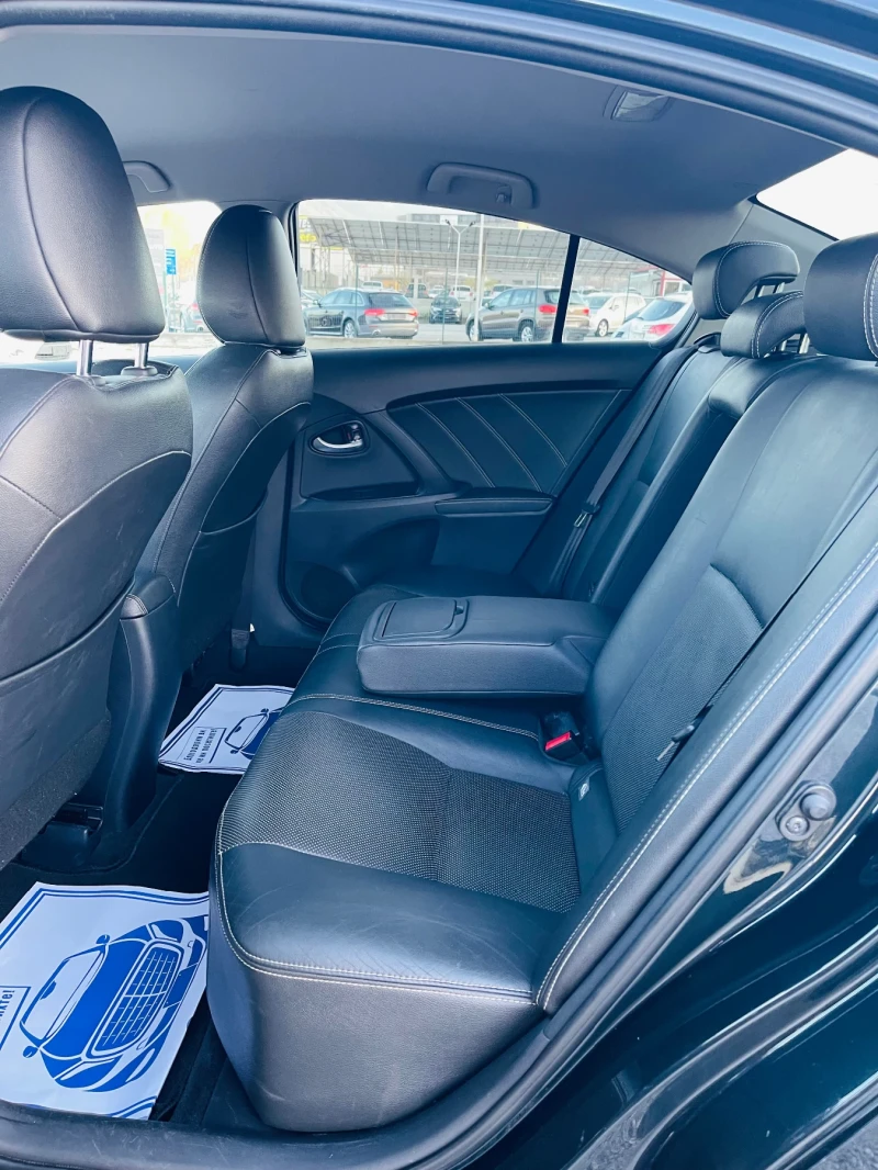 Toyota Avensis 2.0 D-4D Executive* Кожа* Камера* Сервизна книжка, снимка 11 - Автомобили и джипове - 52455343