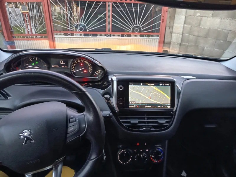 Peugeot 208 1.6 blue hdi Facelift, снимка 12 - Автомобили и джипове - 52798237