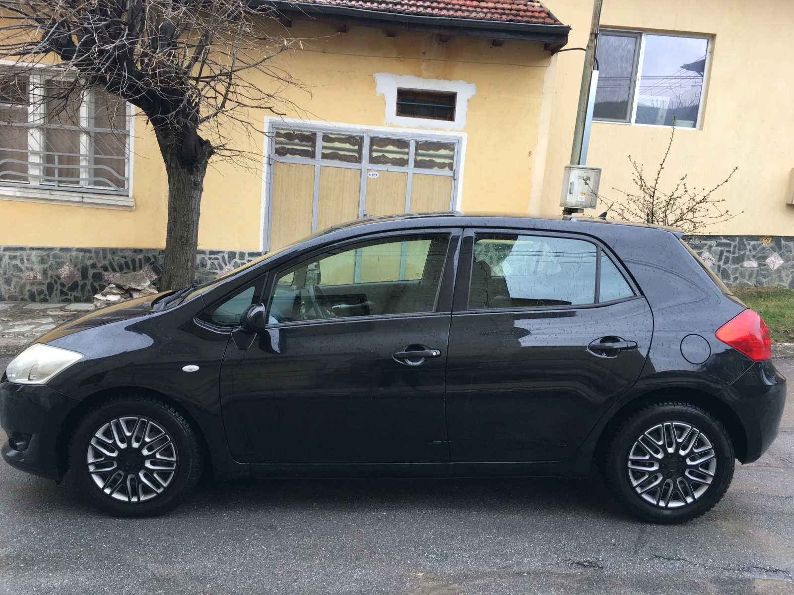 Toyota Auris 1.4L 16V FWD - изображение 2