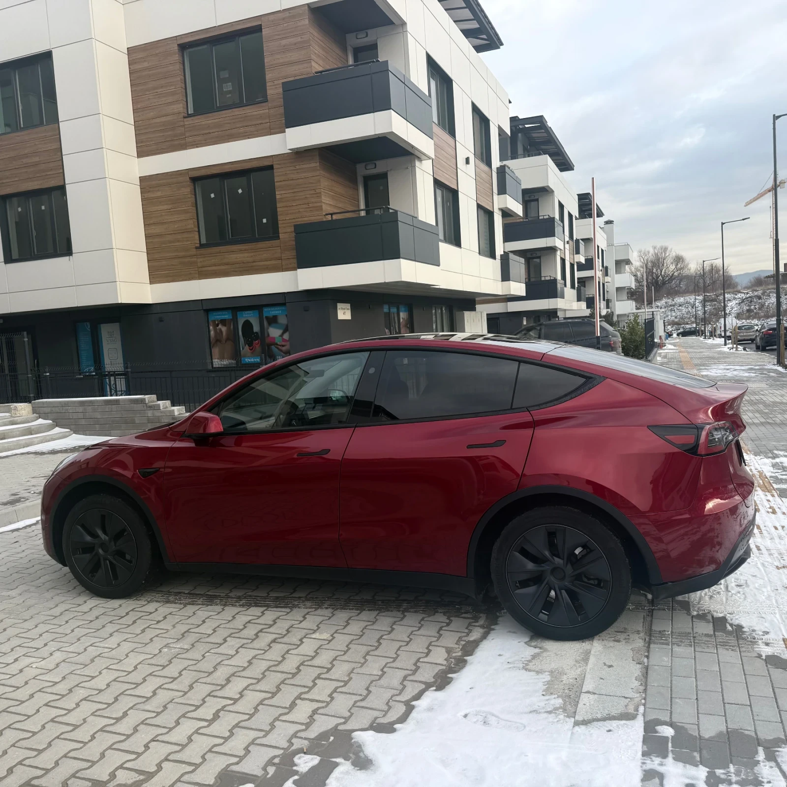 Tesla Model Y 2025 Long Range 12000 км Ultra red - изображение 6