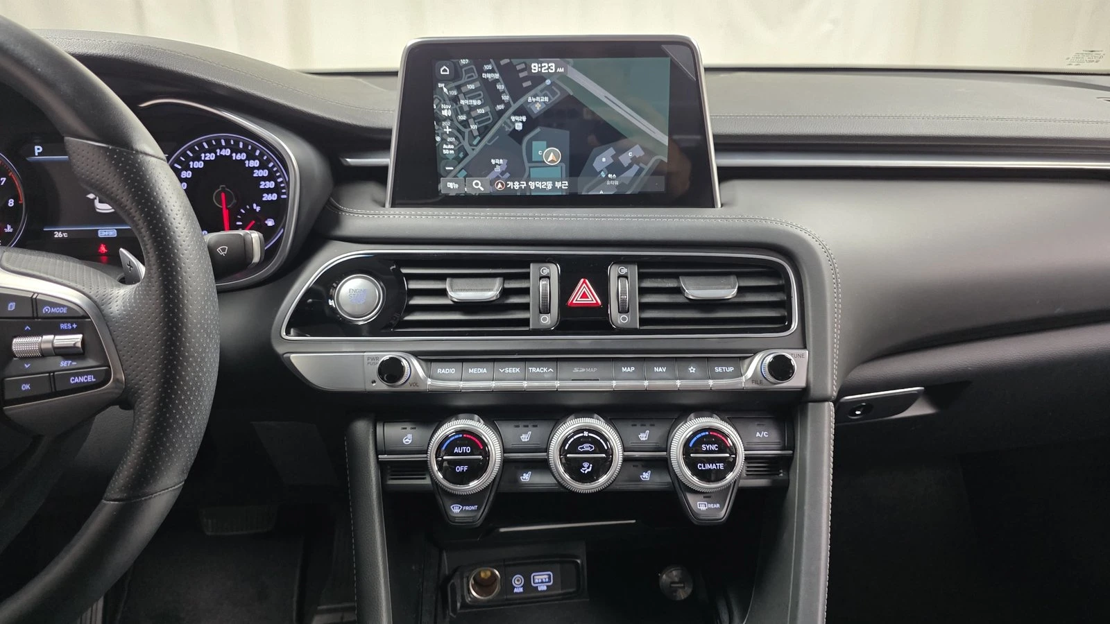 Genesis G70 2.0* KEYLESS* ПОДГРЕВ ВОЛАН* BLIND SPOT* КРАЙНА ЦЕ, снимка 13 - Автомобили и джипове - 55271959