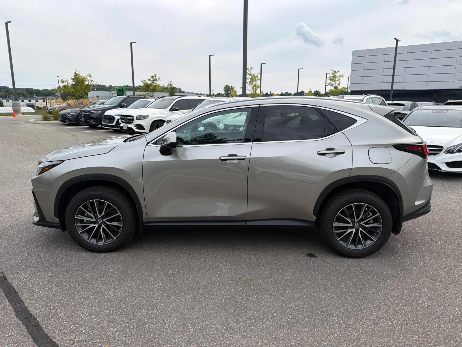 Lexus NX 350h * CARFAX * ОПЦИЯ ЗА ФИНАНСИРАНЕ, снимка 2 - Автомобили и джипове - 55879804