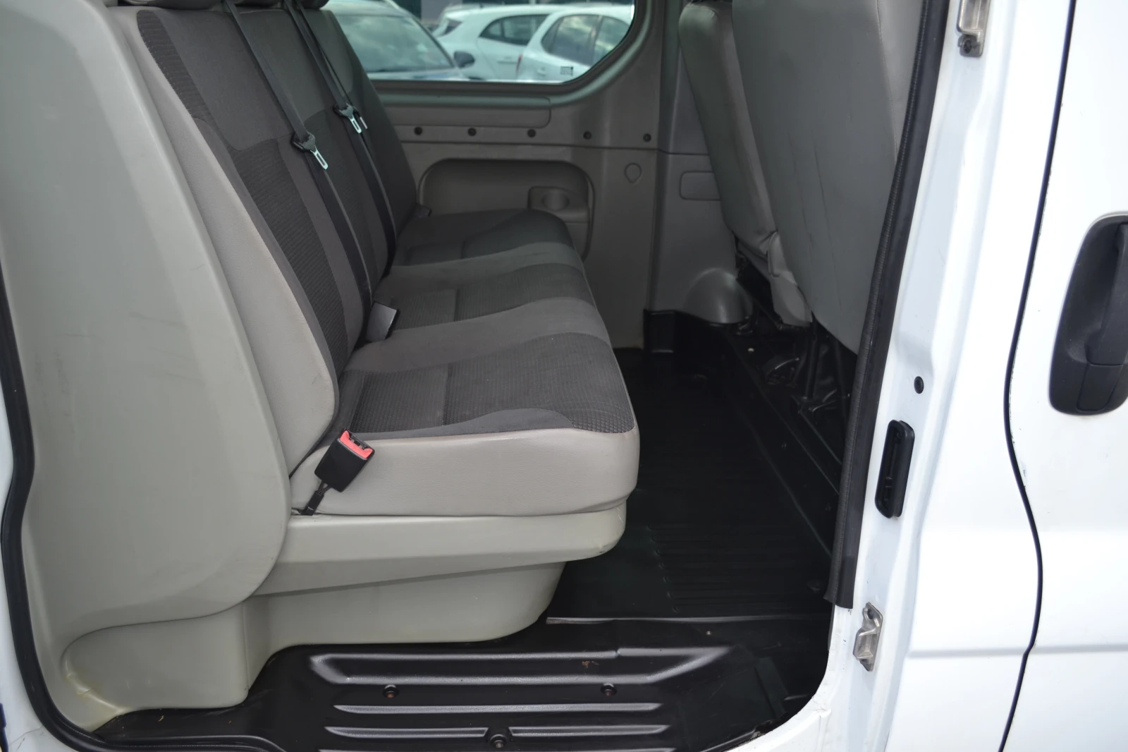 Opel Vivaro 2.0CDTI - изображение 8