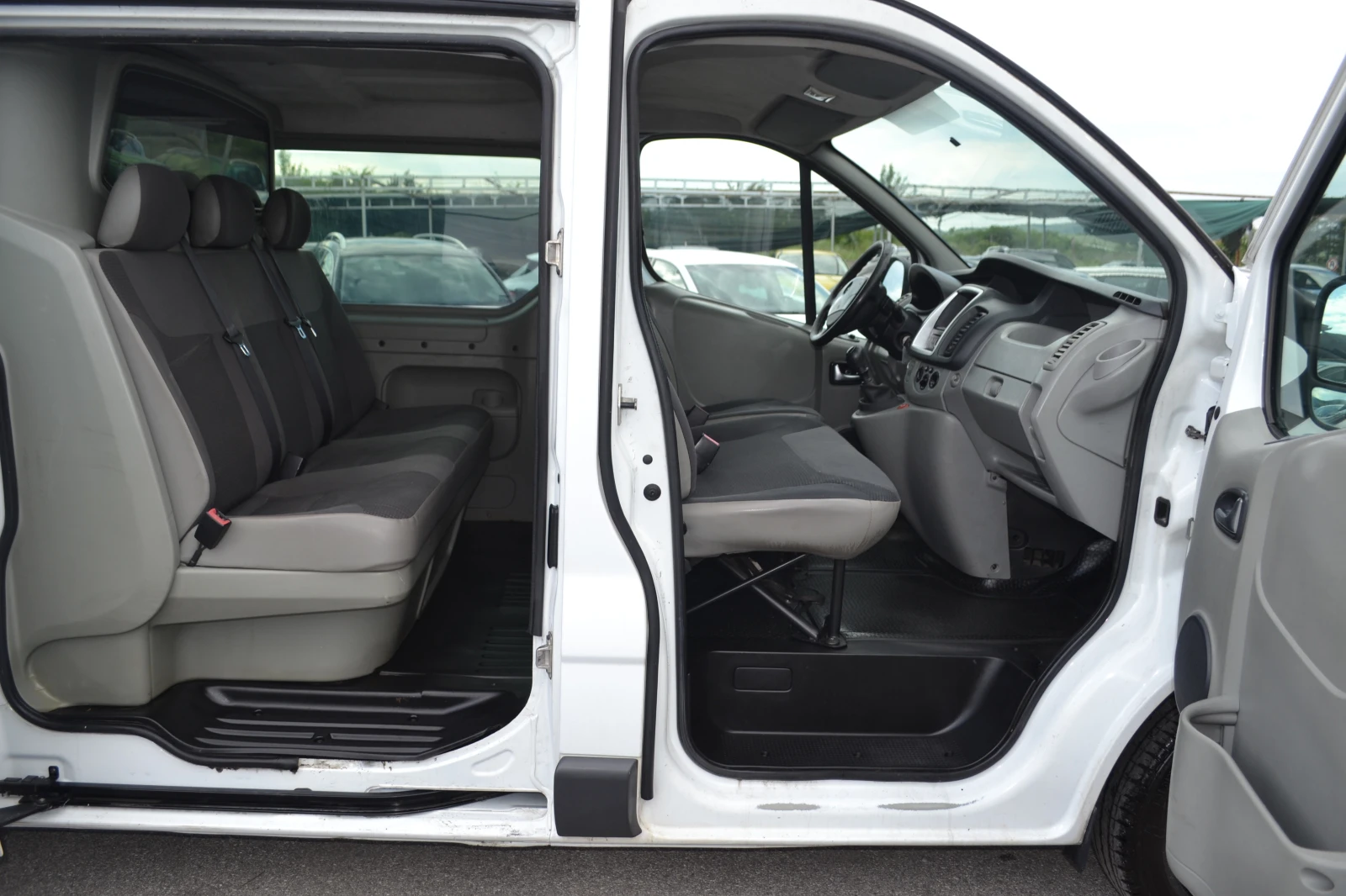 Opel Vivaro 2.0CDTI - изображение 9