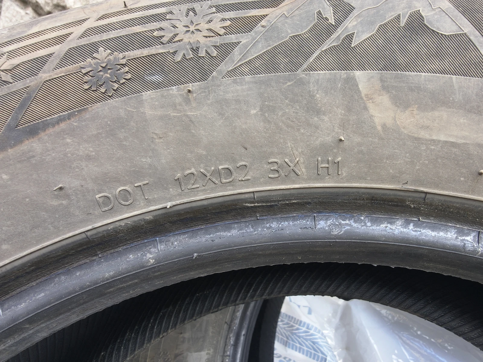 Гуми Зимни 235/65R18, снимка 5 - Гуми и джанти - 56541959