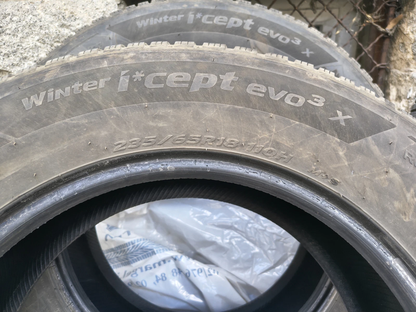 Гуми Зимни 235/65R18, снимка 2 - Гуми и джанти - 56541959