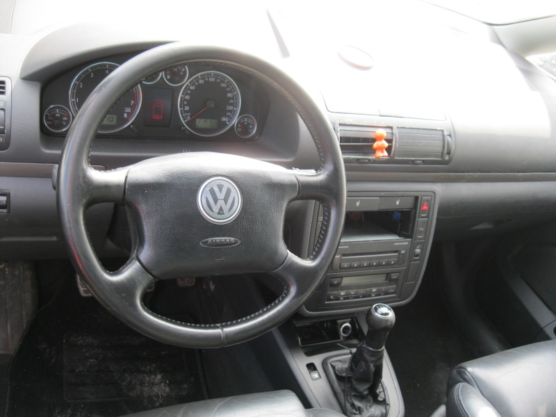 VW Sharan 1.8 turbo -150 кс, снимка 14 - Автомобили и джипове - 44387580
