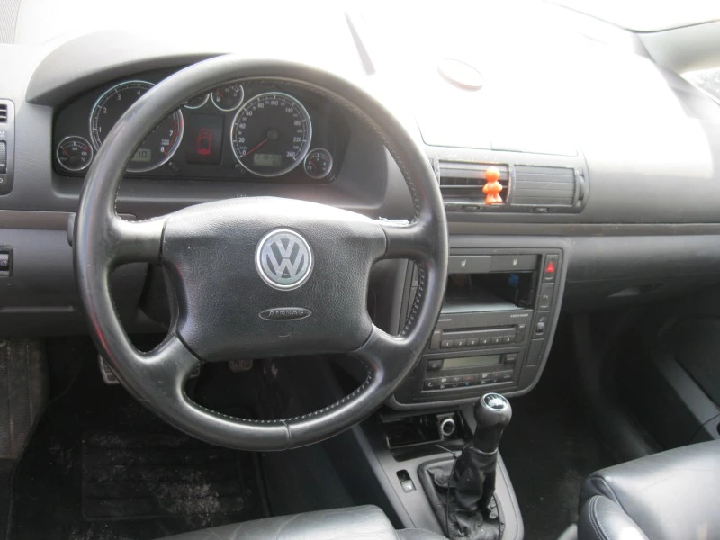 VW Sharan 2.0 turbo -150 кс, снимка 14 - Автомобили и джипове - 44387580