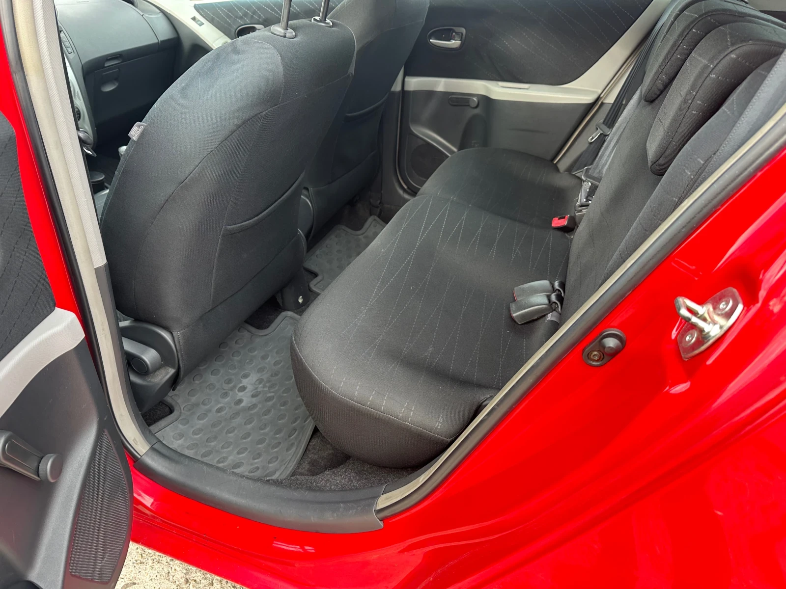 Toyota Yaris 1.3 бен Автоматик - изображение 4