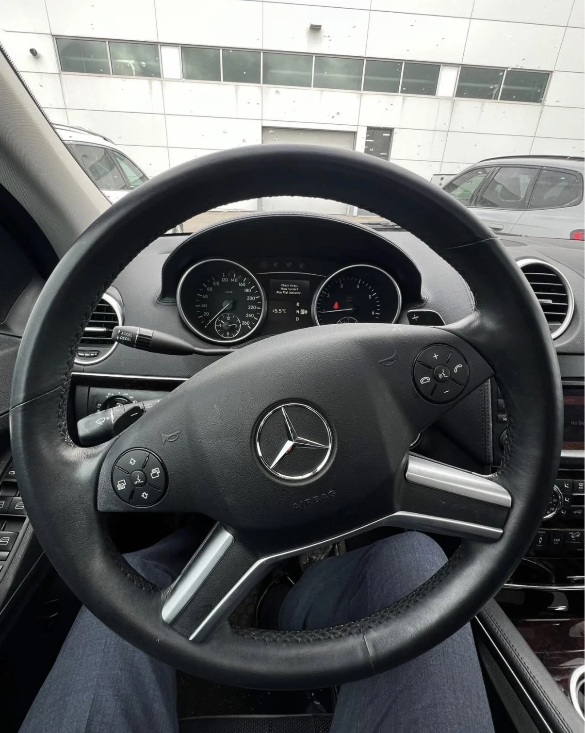 Mercedes-Benz ML 550 AMG / ОБДУХВАНЕ / HARMON KARDON / KEYLESS / CARFAX, снимка 6 - Автомобили и джипове - 54470809