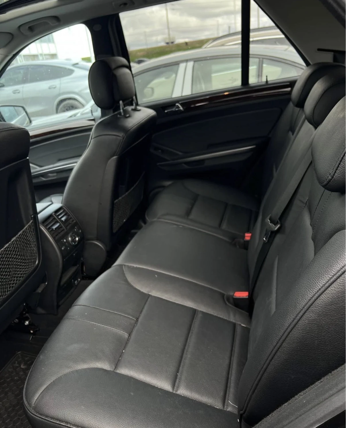 Mercedes-Benz ML 550 AMG / ОБДУХВАНЕ / HARMON KARDON / KEYLESS / CARFAX, снимка 9 - Автомобили и джипове - 54470809