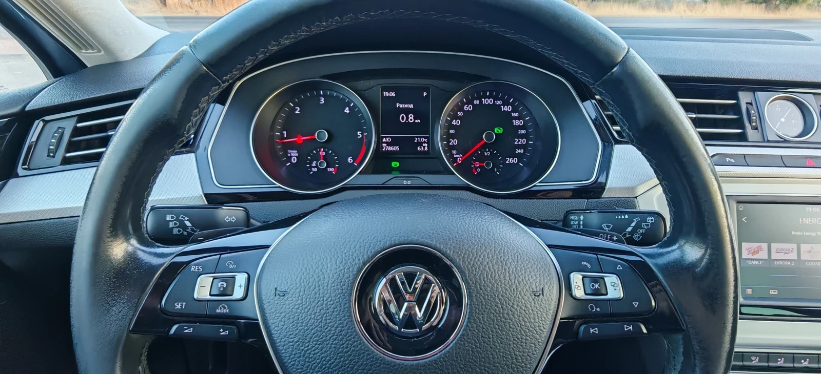 VW Passat 2.0TDI B8 Keyless* Navi* Bluetooth* Isofix* , снимка 6 - Автомобили и джипове - 55669745