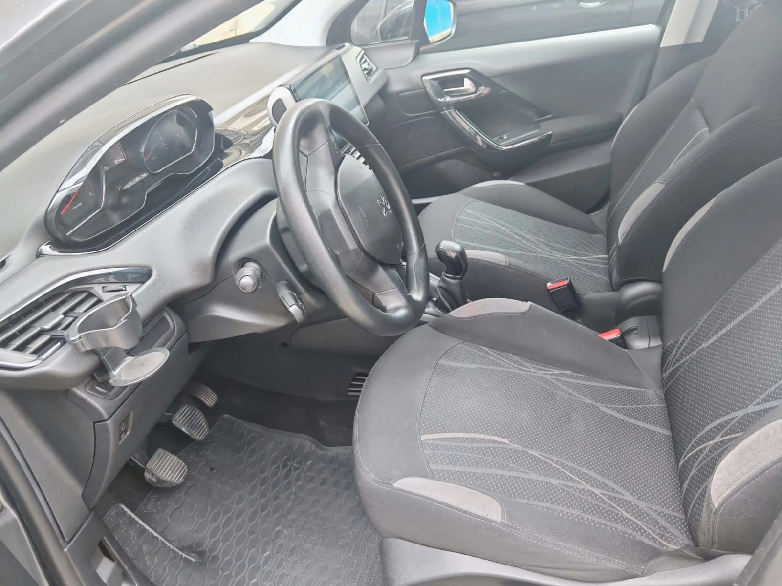Peugeot 208, снимка 2 - Автомобили и джипове - 56679789